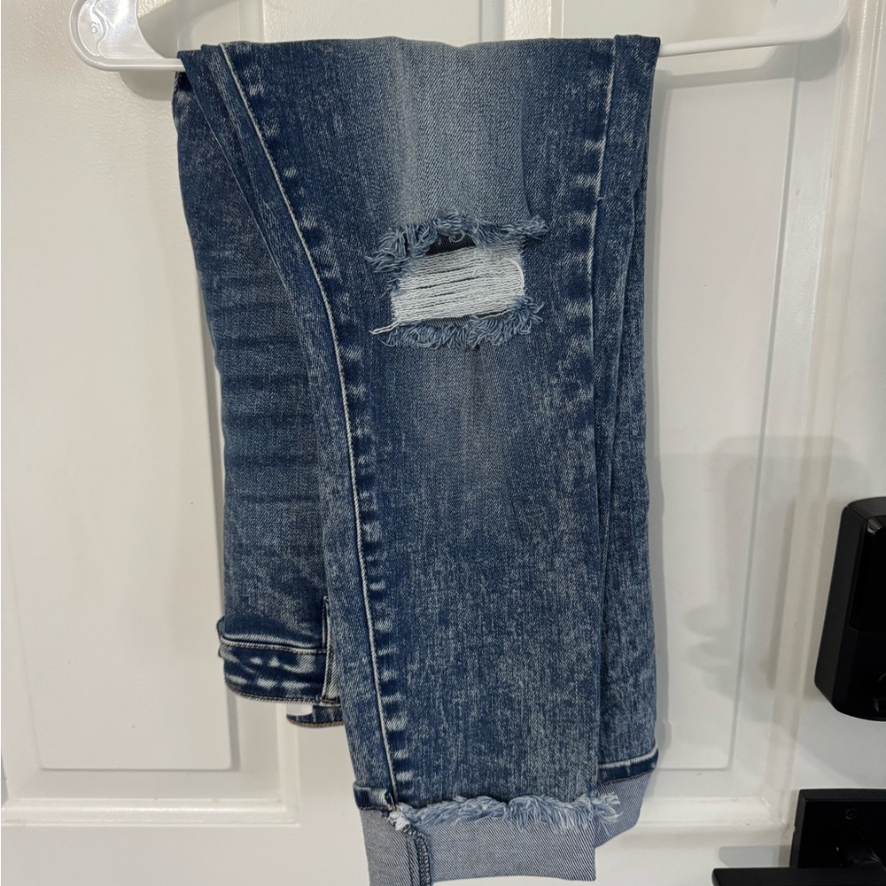 KanCan Distressed Capris